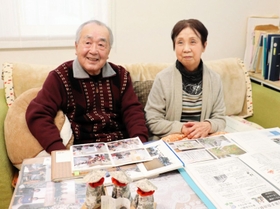 兵庫のボランティアとの交流を振り返る佐藤清太郎さんと妻京子さん＝宮城県南三陸町志津川