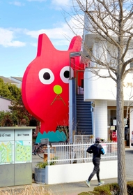 「デコレータークラブ－ピンクの猫の小林さん－」横浜市金沢区並木団地での展示風景（２０２０年、阪中隆文さん撮影、飯川雄大さん提供）。スケールが大きく、不可視の領域を持つ代表作だ（本展では展示なし）