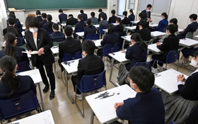 試験の開始を待つ受験生ら＝１１日午前、西宮市上甲東園２、県立西宮高校（撮影・坂井萌香）