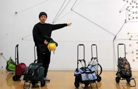 観客が美術館の外へ運び出す作品「デコレータークラブ－ベリーヘビーバッグ」（２０２２年）を並べた飯川雄大さん＝兵庫県立美術館