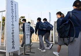 試験会場に入る受験生＝西宮市上甲東園２、県立西宮高校（撮影・坂井萌香）