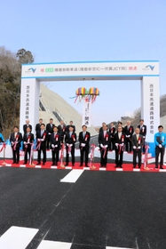 姫鳥線の全線開通を祝い、テープカットを行う関係者＝たつの市新宮町角亀