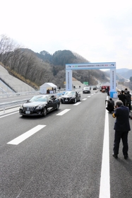 新たに開通した播磨新宮ＩＣ－宍粟ＪＣＴ間をパレード走行する関係車両＝たつの市新宮町角亀
