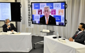 犯罪被害者支援に特化した条例について意見を交わす寺田眞治代表理事ら（左）＝三宮コンベンションセンター