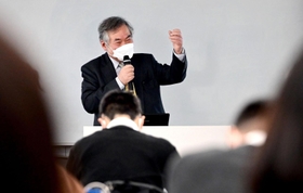 最終講義で「減災とは巨大な自然に対し、小さな人間の足し算で立ち向かうこと」と語った室崎益輝教授＝１２日午後、神戸市中央区脇浜海岸通１（撮影・中西幸大）