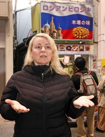 誹謗中傷の被害に遭ったロシア料理店の店主ワンゲリエワ・オリガさん＝神戸市灘区水道筋３