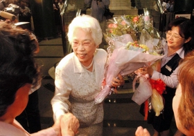 退任の日、駆けつけた市民と握手を交わす北村春江さん＝２００３年６月、芦屋市役所