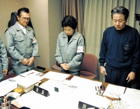 震災から１カ月、発生時刻の５時４６分に黙とうする北村春江芦屋市長ら＝１９９５年２月１７日、芦屋市役所