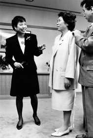 芦屋市役所で北村春江市長の採寸をするコシノヒロコさん（左）＝１９９１年５月３１日、芦屋市精道町、芦屋市役所
