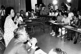 住民の質問に答える北村春江・芦屋市長＝１９９１年６月１０日、芦屋市高浜町