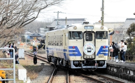 北条鉄道で再出発したキハ４０形＝加西市東笠原町沖