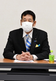 参院選の活動方針などを説明する国民民主党兵庫県連の向山好一代表＝１３日午後、神戸市教育会館