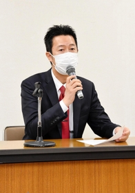参院選に向け、意気込みを語る立憲民主党兵庫県連の井坂信彦代表＝１３日午前、神戸市教育会館