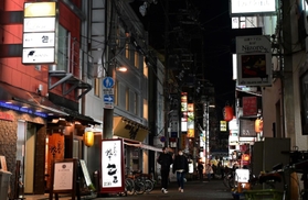 時短要請が出され、明かりがまばらな繁華街＝３日夜、神戸市中央区中山手通１