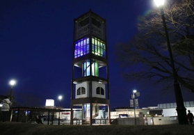ウクライナ国旗の青と黄色に照らされたＪＲ伊丹駅前のカリヨン＝３日午後、伊丹市伊丹１