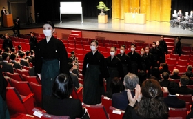卒業式に参加した第１０８期生＝１４日午後、宝塚市栄町１（宝塚音楽学校提供）