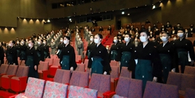 卒業式に参加した第１０８期生＝１４日午後、宝塚市栄町１（宝塚音楽学校提供）