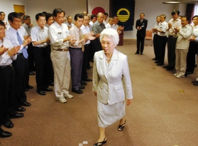 退任式で市役所職員に見送られる北村春江芦屋市長＝２００３年６月、芦屋市役所