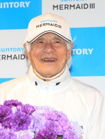 出発前に意気込みを語る海洋冒険家の堀江謙一さん＝１５日午前、大阪空港（撮影・斎藤雅志）