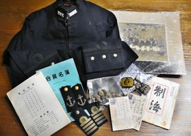 岡部芳郎さんの直筆はがきをツイッターで発信した喜多村紀道さんのコレクションの一部。兵士の身の回りの品から写真、名簿まで、さまざまなものがネットで売買されている＝千葉県銚子市