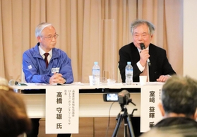意見交換する室崎益輝教授（右）と高橋守雄所長。１時間半にわたり熱く語った＝神戸市中央区東川崎町１