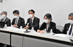 判決後に島谷和則さんの妻弘美さんのコメントを読み上げる島谷さんの元同僚で明石市議の吉田秀夫さん（左から３人目）＝大阪市北区