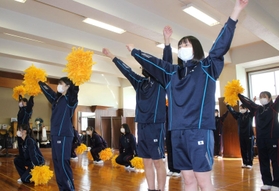 ストリートダンスから一転、チアに切り替えて練習するダンス部の生徒＝東洋大付属姫路高校