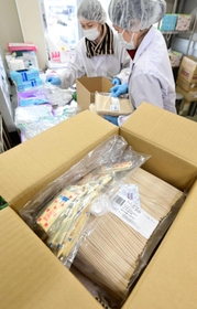 学校給食で使い切れず、神戸市内の社会福祉法人で活用されることになった乾麺などの食材＝神戸市西区見津が丘４、泉平神戸支店（撮影・中西幸大）