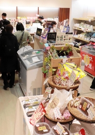 鶯ボールや神戸ワイン、イカナゴのくぎ煮などが並ぶ「兵庫わくわく館」の店内＝東京都千代田区有楽町２