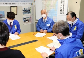 初会合であいさつする「ひょうごボランタリープラザ」の高橋守雄所長（中央）＝１８日午後、神戸市中央区東川崎町１