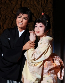 夢介（彩風咲奈・左）と、お銀（朝月希和）の距離も近づいていく＝宝塚大劇場（撮影・吉田敦史）