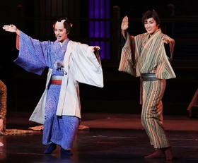 夢介（彩風咲奈・右）は、飛脚問屋の息子、総太郎（朝美絢）に連れられ道楽修業＝宝塚大劇場（撮影・吉田敦史）