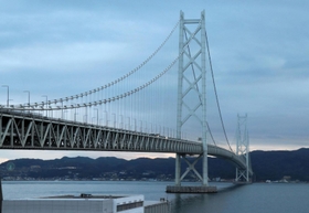 世界最長の座を明け渡した明石海峡大橋＝１９日、神戸市垂水区