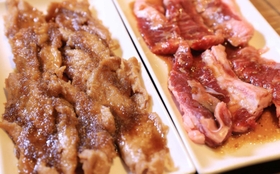 焼く前の代替肉（左側）と本物の肉＝兵庫県尼崎市神田中通２、焼肉ライク尼崎店（撮影・吉田敦史）