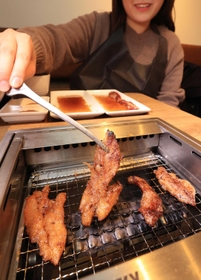 焼き肉店で提供される代替肉のカルビ（左側２枚）と本物のカルビ。見た目では見分けがつかない＝兵庫県尼崎市神田中通２、焼肉ライク尼崎店（撮影・吉田敦史）