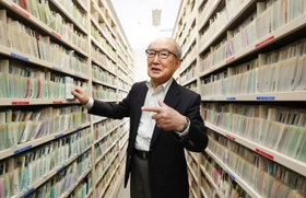 毎土曜にはレコード室にこもり、リクエスト曲の音源をそろえてきた＝神戸市中央区、ラジオ関西（撮影・長嶺麻子）
