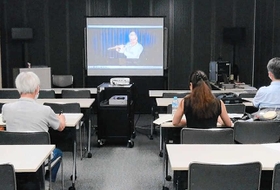 １次審査で出場者の演奏動画をチェックする審査員＝２０２１年８月、東京都内（神戸市民文化振興財団提供）