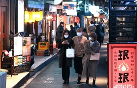 まん延防止等重点措置が解除され、夜遅くまで明かりがともる飲食店街。＝２２日午後９時４７分、神戸市中央区北長狭通１（撮影・坂井萌香）