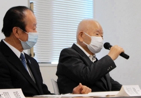 家族会会議後の記者会見で早期解決を訴える有本明弘さん＝東京都内