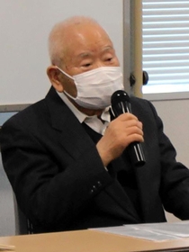 家族会会議後の記者会見で早期解決を訴える有本明弘さん＝東京都内