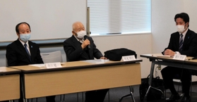 家族会会議後の記者会見で早期解決を訴える有本明弘さん＝東京都内