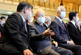飯塚繁雄さんお別れの会に参列した有本明弘さん（左から２人目）＝１２日、東京都内