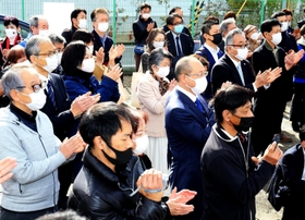 西宮市長選の候補者の演説に集まった聴衆。混戦の行方に注目が集まる＝２０日、西宮市内（撮影・斎藤雅志）