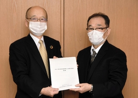 兵庫県の片山安孝副知事（左）に受動喫煙対策の報告書を手渡す藤原久義委員長＝兵庫県庁