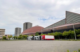 新しいポートアイランドスポーツセンターの建設予定地。右は現在の施設＝中央区港島中町５（市提供）