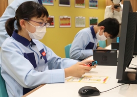 リニューアルされたパビリオンでゲームのプログラミングを体験する子どもたち＝西宮市甲子園八番町、キッザニア甲子園