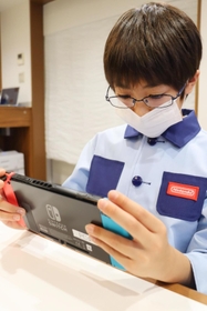 リニューアルされたパビリオンでゲームのプログラミングを体験する子ども＝西宮市甲子園八番町、キッザニア甲子園