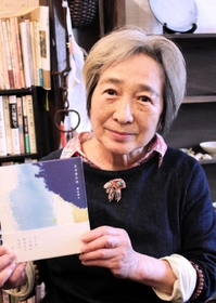 濱口竜介監督が帯文章を寄稿した詩集を手にする詩人の福永祥子さん。「短い文に私の創作観がにじんでいた」＝神戸市須磨区