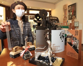 神戸映画資料館には「ハッピーアワー」が受賞したトロフィーなどが展示されている。「神戸のみんなで作った映画」と、田中範子支配人＝神戸市長田区