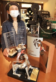 神戸映画資料館には「ハッピーアワー」が受賞したトロフィーなどが展示されている。「神戸のみんなで作った映画」と、田中範子支配人＝神戸市長田区